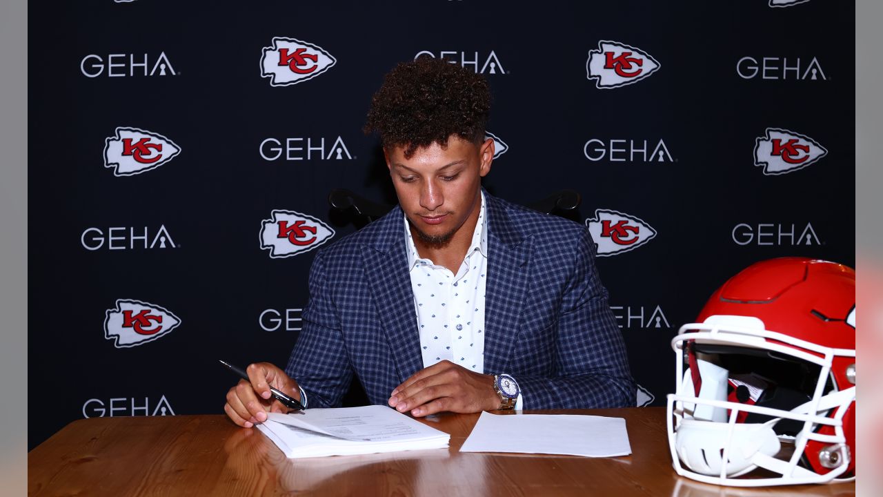 Breaking News: Just now, QB Patrick Mahomes, Of The Kansas City Chiefs Has Signed a Contract To Resign From Kansas Due To…